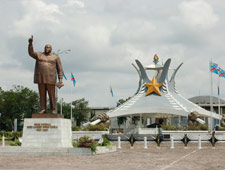 Het mausoleum van Laurent-Désiré Kabila met daarvoor zijn standbeeld